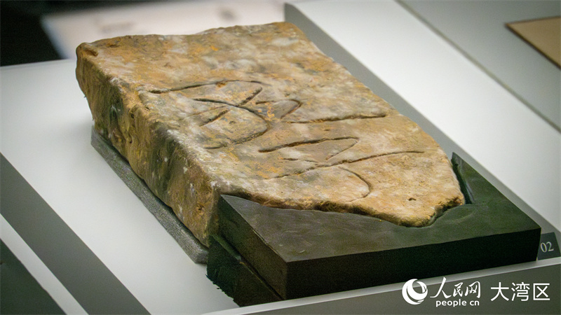 图6.香港出土的带“孔子”刻文墓砖，藏于香港古物古迹办事处。人民网 吴宇扬扬摄